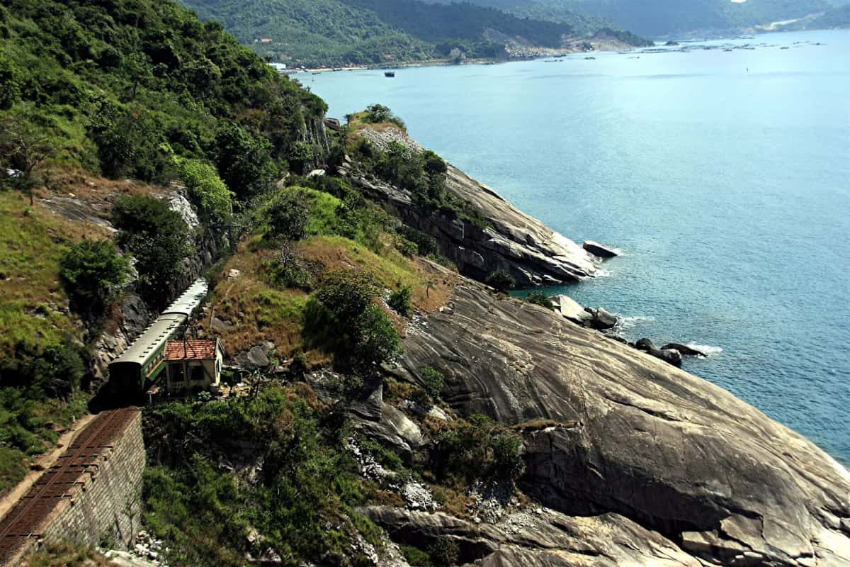 Train vert sur la voie ferrée Nord-Sud qui longe la côte du Vietnam